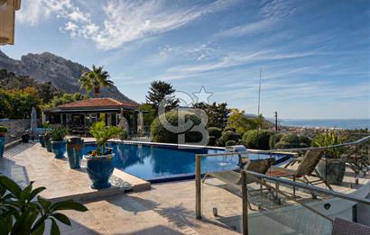 Kıbrıs Girne Karşıyaka'da Deniz Manzaralı Satılık Lüks Villa
