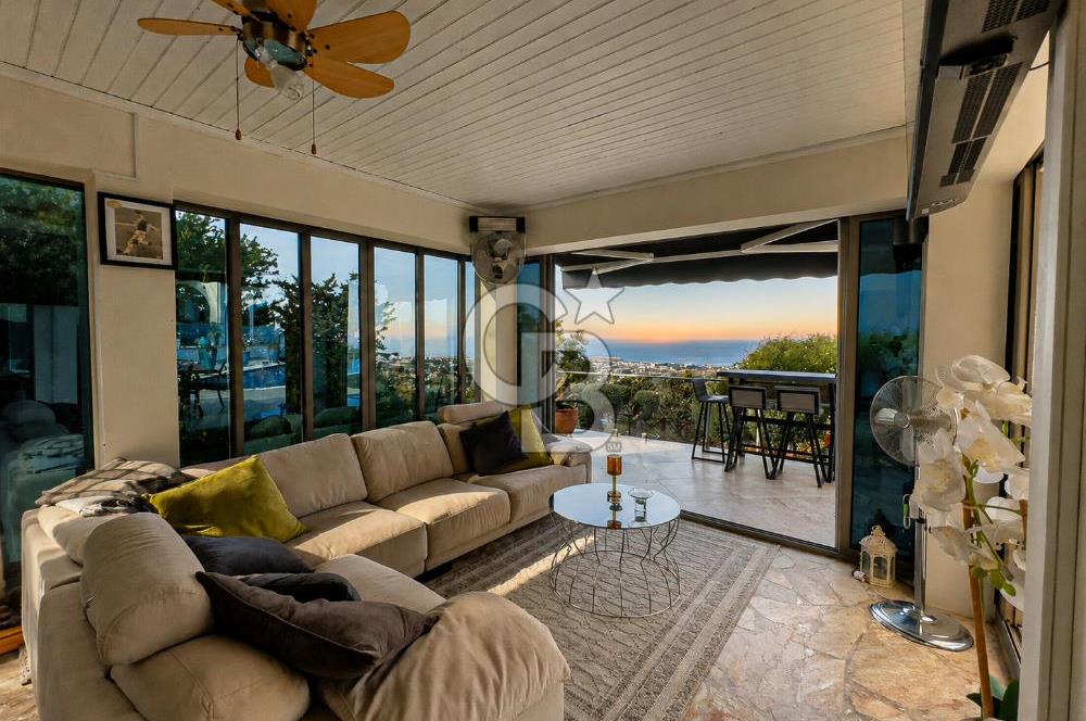 Kıbrıs Girne Karşıyaka'da Deniz Manzaralı Satılık Lüks Villa