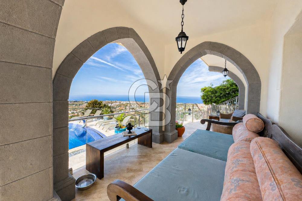 Kıbrıs Girne Karşıyaka'da Deniz Manzaralı Satılık Lüks Villa