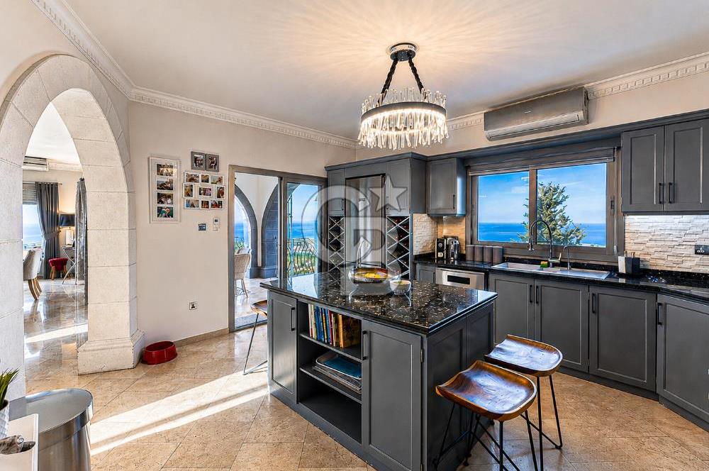 Kıbrıs Girne Karşıyaka'da Deniz Manzaralı Satılık Lüks Villa