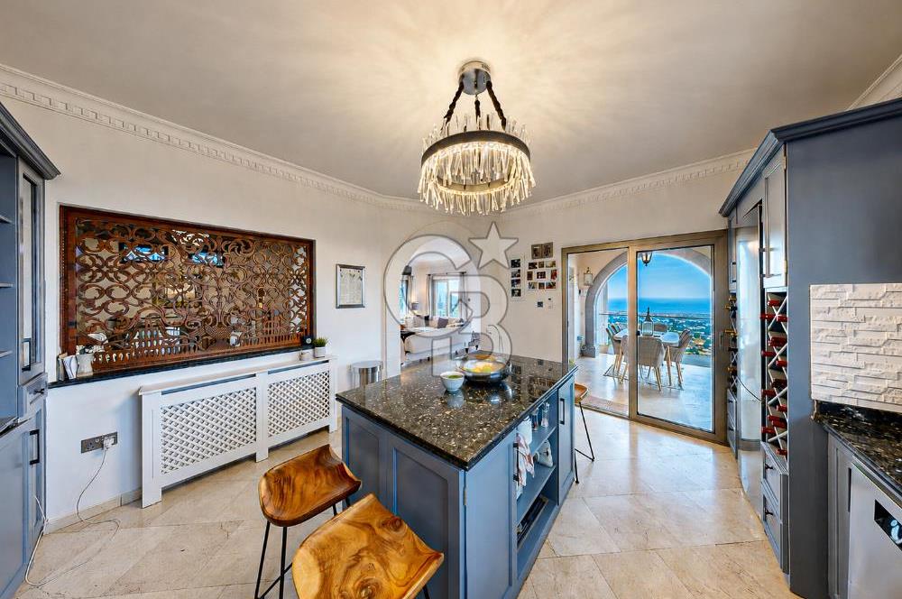 Kıbrıs Girne Karşıyaka'da Deniz Manzaralı Satılık Lüks Villa