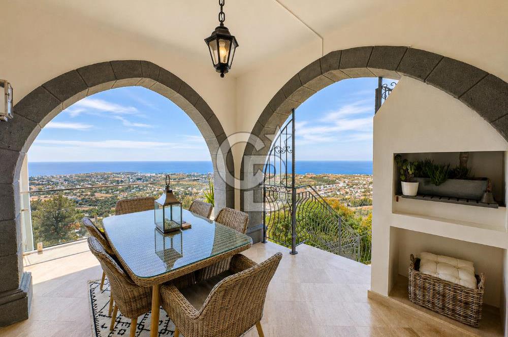 Kıbrıs Girne Karşıyaka'da Deniz Manzaralı Satılık Lüks Villa