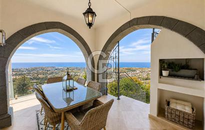 Kıbrıs Girne Karşıyaka'da Deniz Manzaralı Satılık Lüks Villa