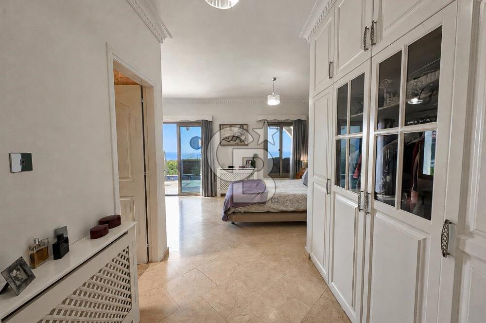 Kıbrıs Girne Karşıyaka'da Deniz Manzaralı Satılık Lüks Villa