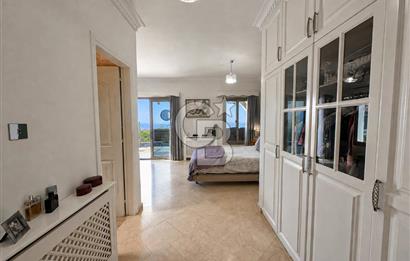 Kıbrıs Girne Karşıyaka'da Deniz Manzaralı Satılık Lüks Villa