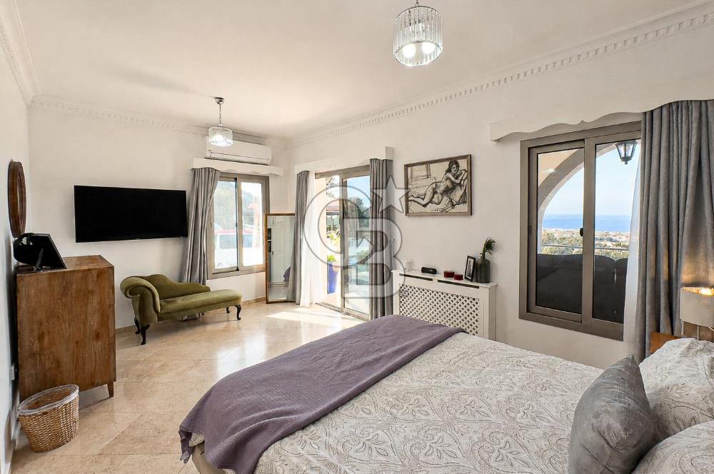 Kıbrıs Girne Karşıyaka'da Deniz Manzaralı Satılık Lüks Villa
