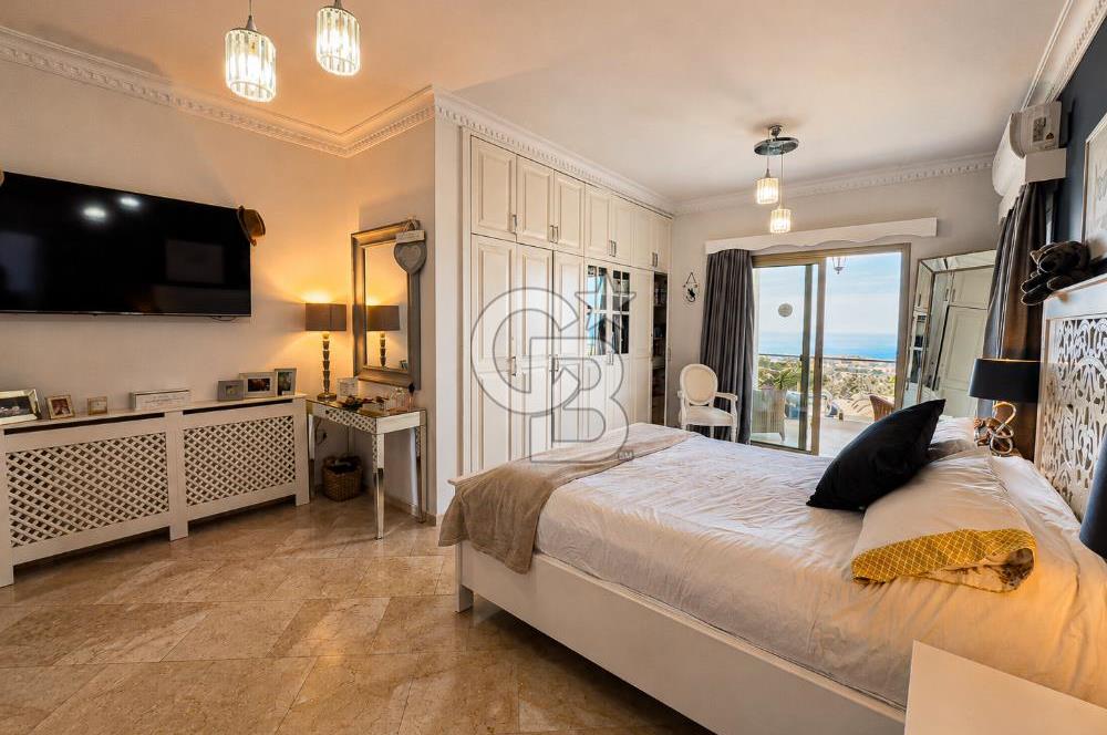 Kıbrıs Girne Karşıyaka'da Deniz Manzaralı Satılık Lüks Villa