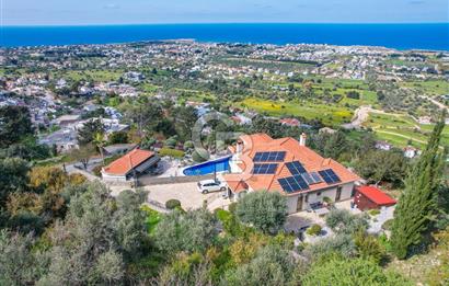 Kıbrıs Girne Karşıyaka'da Deniz Manzaralı Satılık Lüks Villa