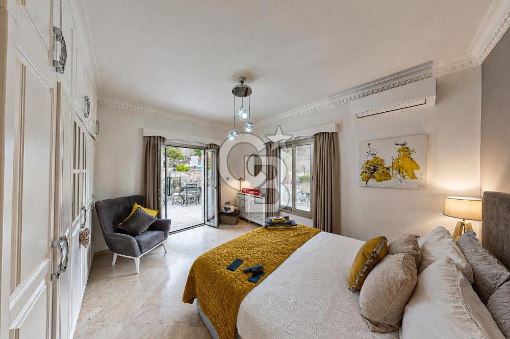 Kıbrıs Girne Karşıyaka'da Deniz Manzaralı Satılık Lüks Villa