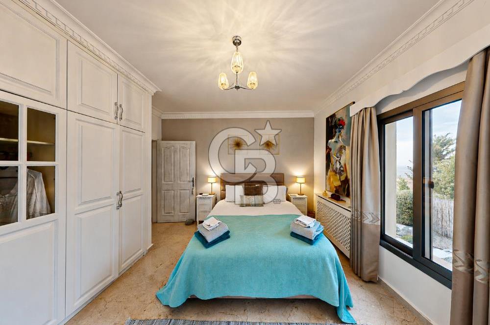 Kıbrıs Girne Karşıyaka'da Deniz Manzaralı Satılık Lüks Villa
