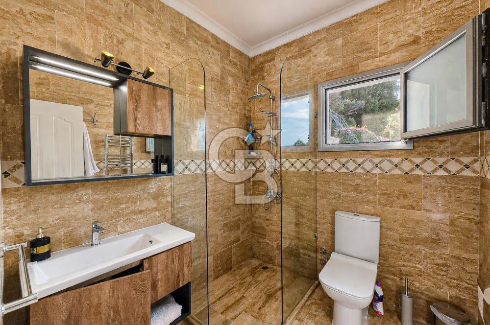 Kıbrıs Girne Karşıyaka'da Deniz Manzaralı Satılık Lüks Villa