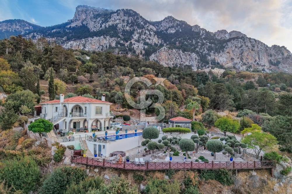Kıbrıs Girne Karşıyaka'da Deniz Manzaralı Satılık Lüks Villa