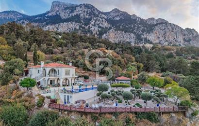 Kıbrıs Girne Karşıyaka'da Deniz Manzaralı Satılık Lüks Villa