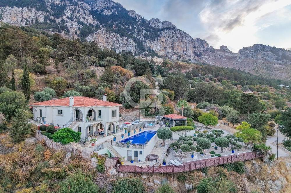 Kıbrıs Girne Karşıyaka'da Deniz Manzaralı Satılık Lüks Villa