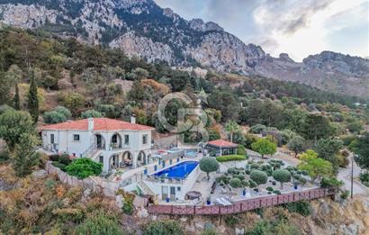 Kıbrıs Girne Karşıyaka'da Deniz Manzaralı Satılık Lüks Villa