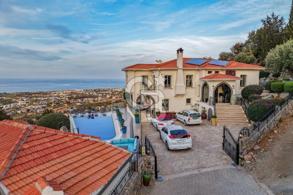Kıbrıs Girne Karşıyaka'da Deniz Manzaralı Satılık Lüks Villa