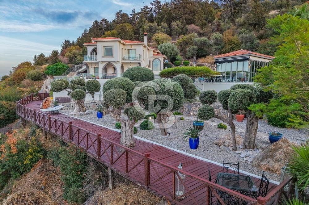 Kıbrıs Girne Karşıyaka'da Deniz Manzaralı Satılık Lüks Villa