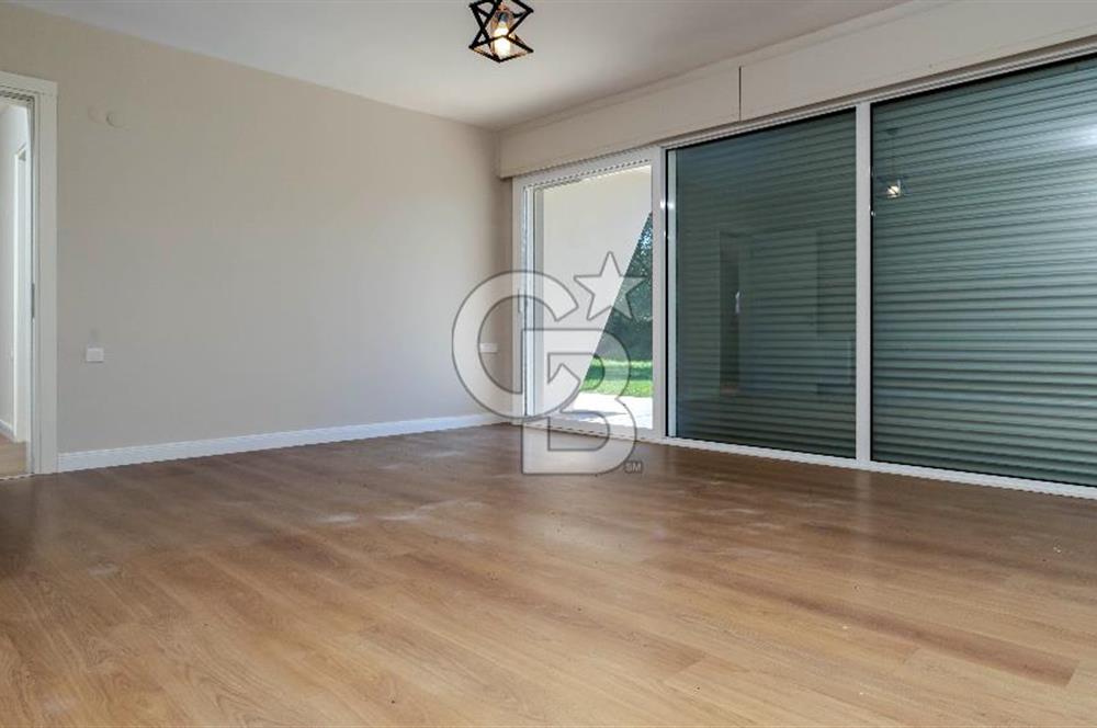 Sıraselviler Sitesi'nde Geniş Bahçeli Deniz Manzaralı 4+1 Villa