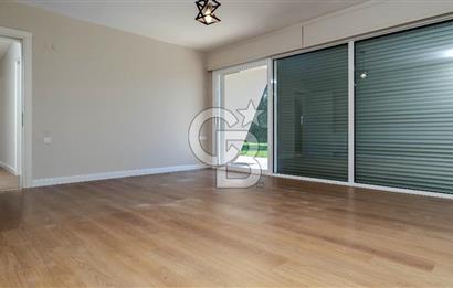 Sıraselviler Sitesi'nde Geniş Bahçeli Deniz Manzaralı 4+1 Villa