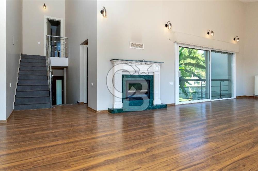 Sıraselviler Sitesi'nde Geniş Bahçeli Deniz Manzaralı 4+1 Villa