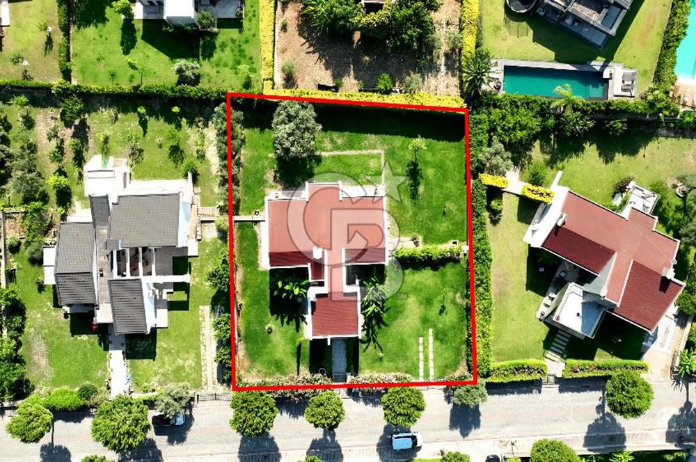 Sıraselviler Sitesi'nde Geniş Bahçeli Deniz Manzaralı 4+1 Villa
