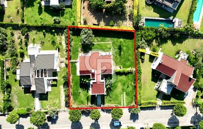 Sıraselviler Sitesi'nde Geniş Bahçeli Deniz Manzaralı 4+1 Villa