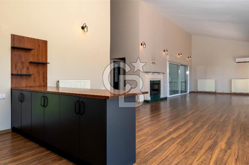 Sıraselviler Sitesi'nde Geniş Bahçeli Deniz Manzaralı 4+1 Villa