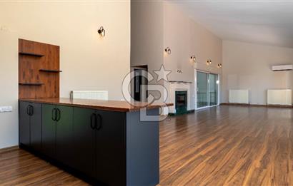 Sıraselviler Sitesi'nde Geniş Bahçeli Deniz Manzaralı 4+1 Villa