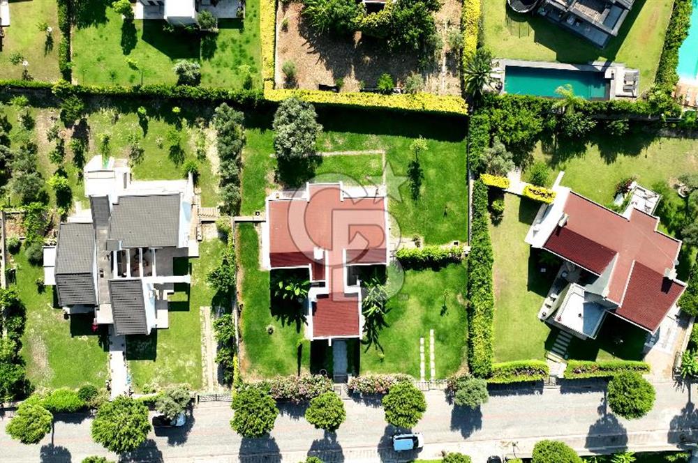 Sıraselviler Sitesi'nde Geniş Bahçeli Deniz Manzaralı 4+1 Villa