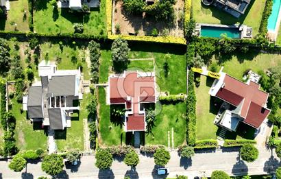 Sıraselviler Sitesi'nde Geniş Bahçeli Deniz Manzaralı 4+1 Villa