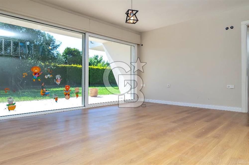 Sıraselviler Sitesi'nde Geniş Bahçeli Deniz Manzaralı 4+1 Villa