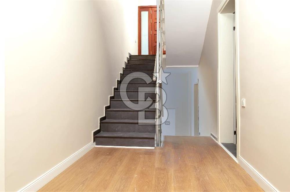 Sıraselviler Sitesi'nde Geniş Bahçeli Deniz Manzaralı 4+1 Villa