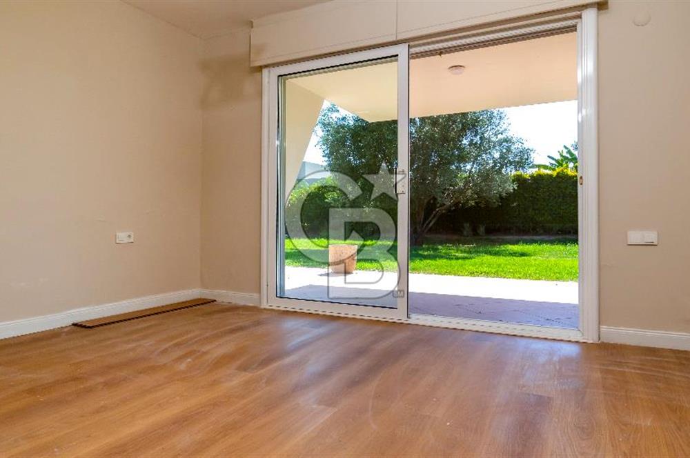Sıraselviler Sitesi'nde Geniş Bahçeli Deniz Manzaralı 4+1 Villa