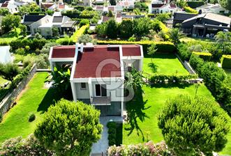 Sıraselviler Sitesi'nde Geniş Bahçeli Deniz Manzaralı 4+1 Villa - 11 - 365700