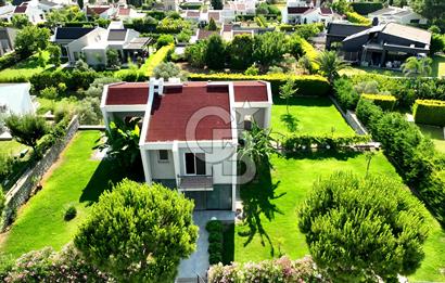 Sıraselviler Sitesi'nde Geniş Bahçeli Deniz Manzaralı 4+1 Villa
