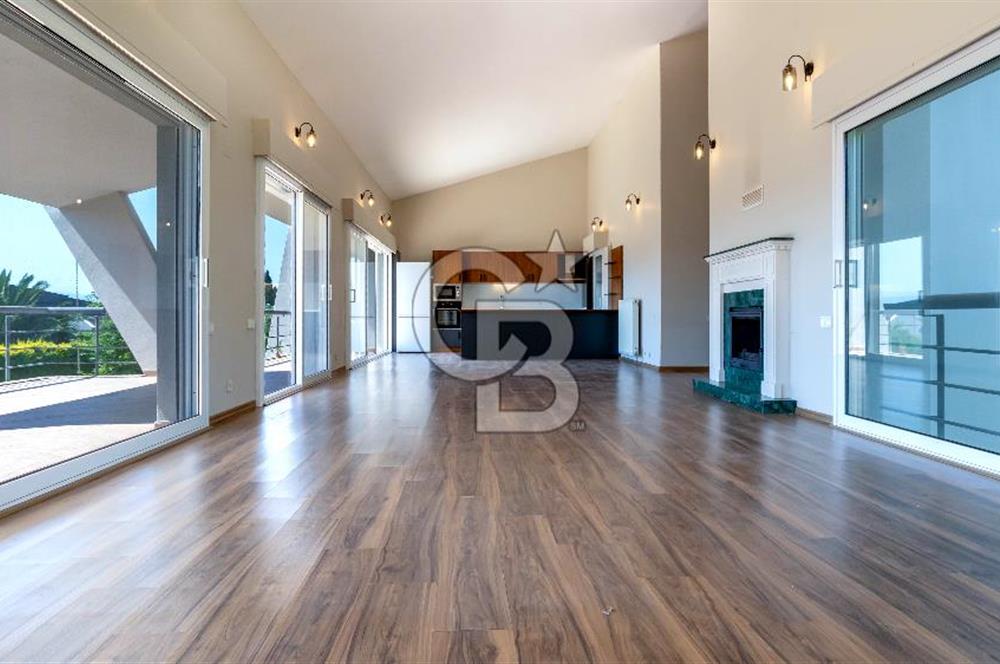 Sıraselviler Sitesi'nde Geniş Bahçeli Deniz Manzaralı 4+1 Villa