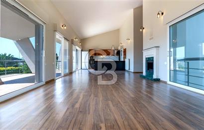 Sıraselviler Sitesi'nde Geniş Bahçeli Deniz Manzaralı 4+1 Villa