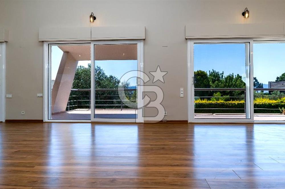 Sıraselviler Sitesi'nde Geniş Bahçeli Deniz Manzaralı 4+1 Villa