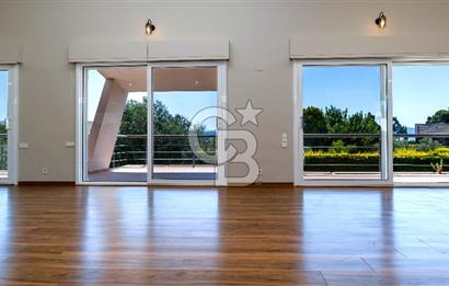 Sıraselviler Sitesi'nde Geniş Bahçeli Deniz Manzaralı 4+1 Villa