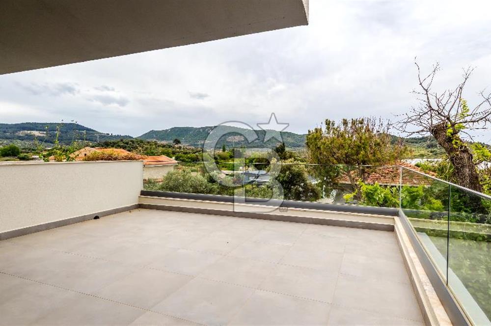 Güzelbahçe Yelki'de Site İçinde Havuzlu Lüks Villa Kiralık