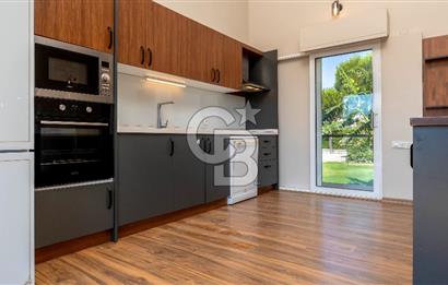 Sıraselviler Sitesi'nde Geniş Bahçeli Deniz Manzaralı 4+1 Villa