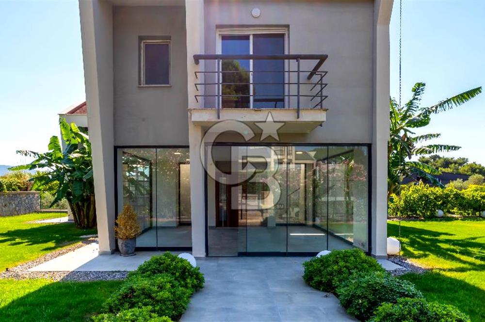 Sıraselviler Sitesi'nde Geniş Bahçeli Deniz Manzaralı 4+1 Villa