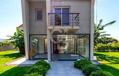 Sıraselviler Sitesi'nde Geniş Bahçeli Deniz Manzaralı 4+1 Villa