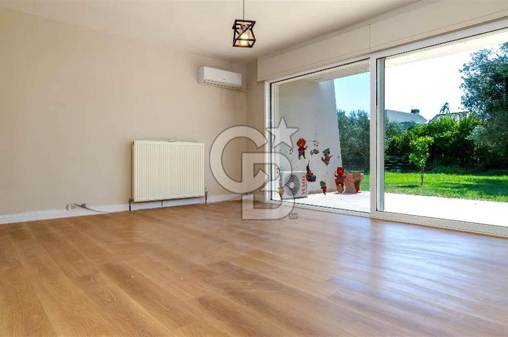 Sıraselviler Sitesi'nde Geniş Bahçeli Deniz Manzaralı 4+1 Villa