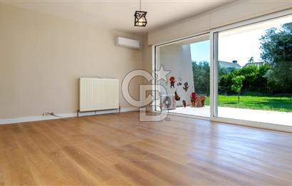 Sıraselviler Sitesi'nde Geniş Bahçeli Deniz Manzaralı 4+1 Villa
