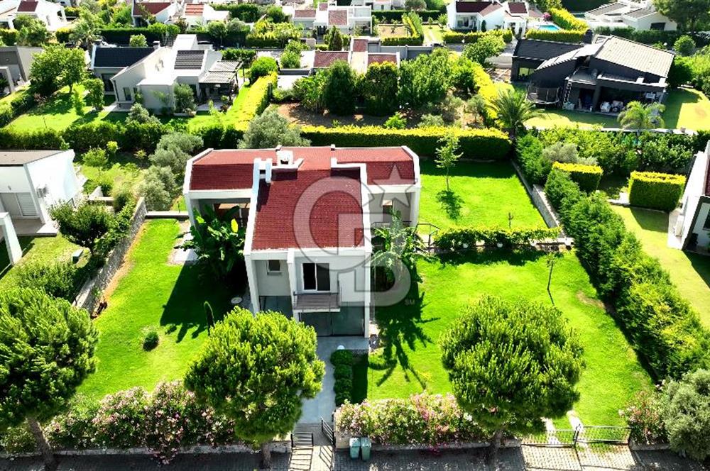 Sıraselviler Sitesi'nde Geniş Bahçeli Deniz Manzaralı 4+1 Villa