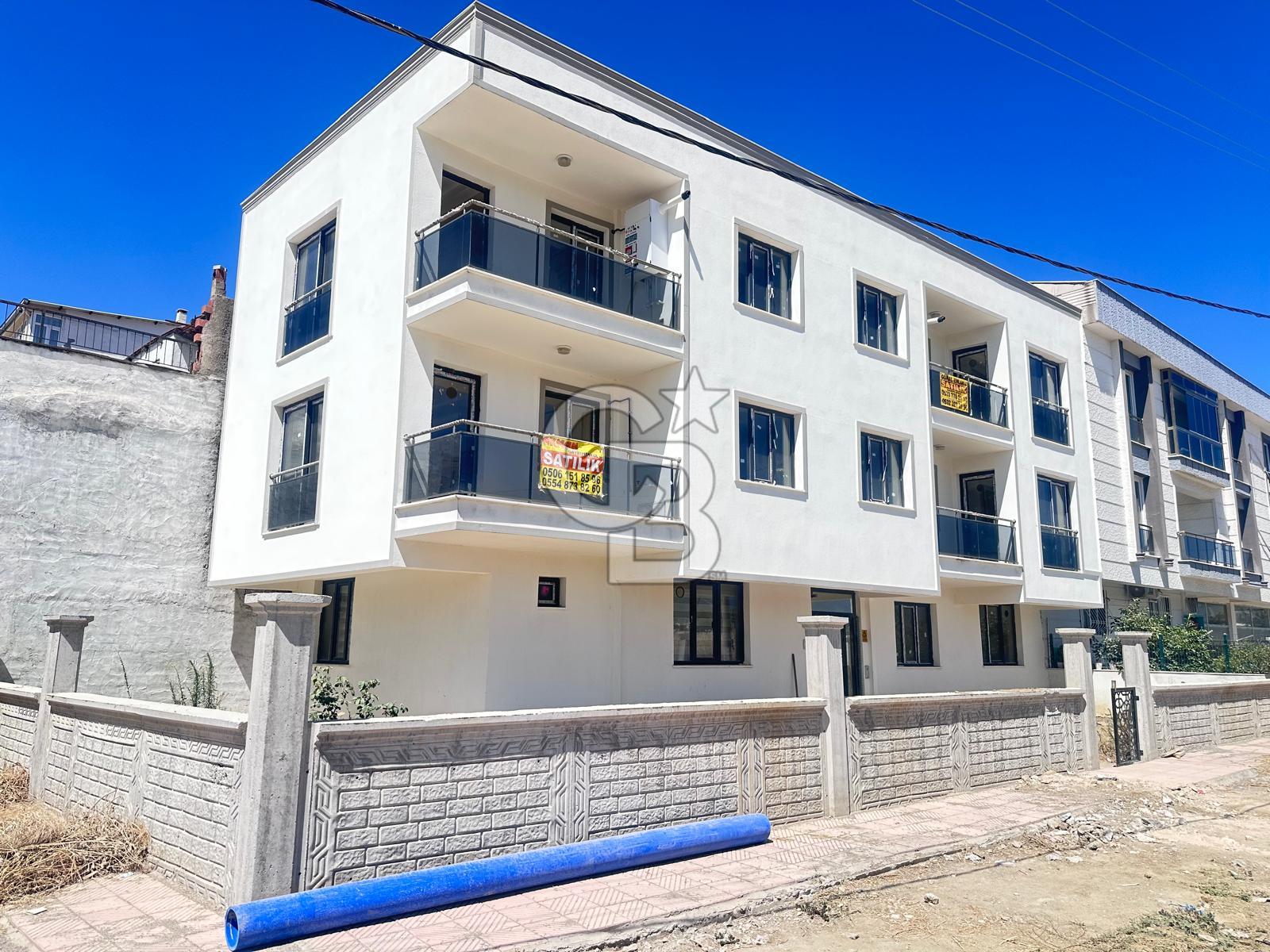 EVONADAN MURADİYEDE MENEMEN YOLUNA CEPHE KİRALIK 2+1 AÇIK MUTFAK