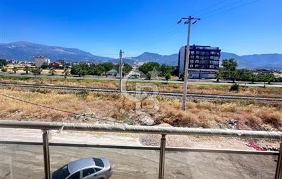 EVONADAN MURADİYEDE MENEMEN YOLUNA CEPHE KİRALIK 2+1 AÇIK MUTFAK