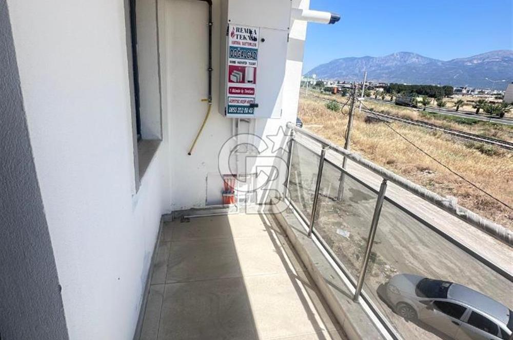 EVONADAN MURADİYEDE MENEMEN YOLUNA CEPHE KİRALIK 2+1 AÇIK MUTFAK