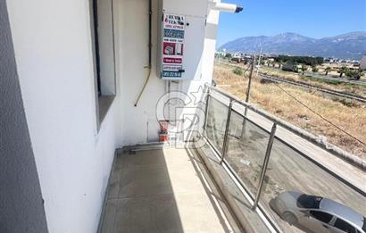 EVONADAN MURADİYEDE MENEMEN YOLUNA CEPHE KİRALIK 2+1 AÇIK MUTFAK